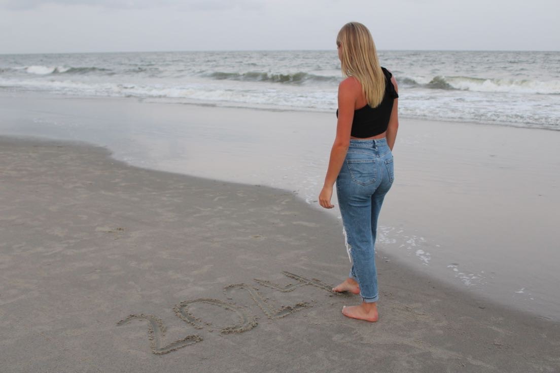 Last+goodbye%3A+Writing+in+the+sand%2C+senior+Madison+Meyer+takes+one+last+vacation+to+the+beach+with+her+family+before+college.+Spending+quality+time+with+family+is+important+to+allow+the+bonds+to+grow+tighter.